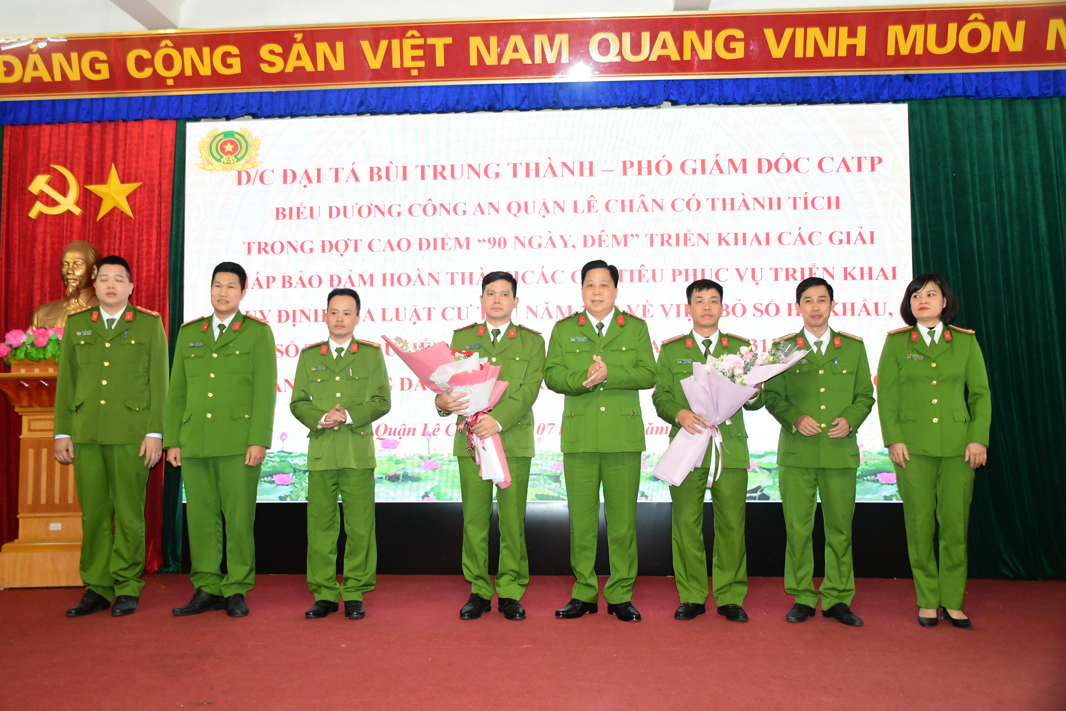 Đại tá Bùi Trung Thành - Phó Giám đốc CATP khen thưởng Công an quận Lê Chân có nhiều đổi mới trong thực hiện cao điểm “90 ngày, đêm”